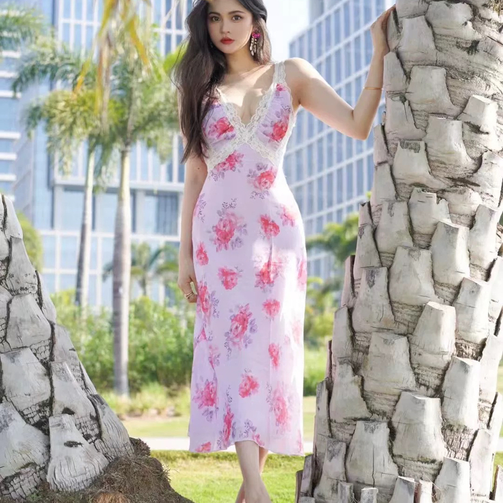 Romantic Floral Lace Midi Slip Dress – Vintage-Inspired